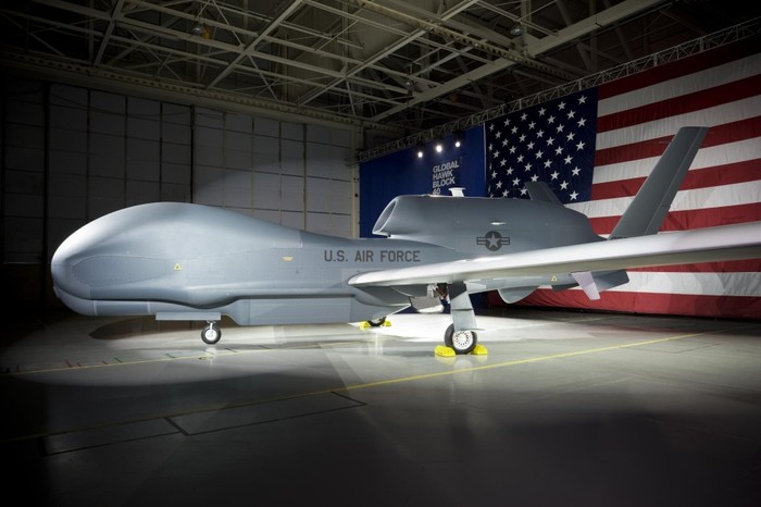 Với mục tiêu phục vụ hoạt động do thám trên một diện tích lớn, RQ-4 Global Hawk có khả năng bay liên tục 24 tiếng trước khi hết nhiên liệu và quan sát cả một vùng rộng lớn khoảng 100.000km2, sau đó ghi hình các mục tiêu.